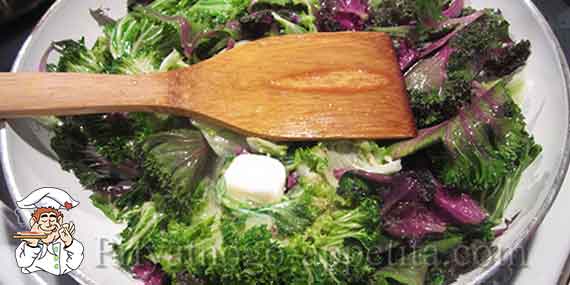 листья салата с маслом на сковороде