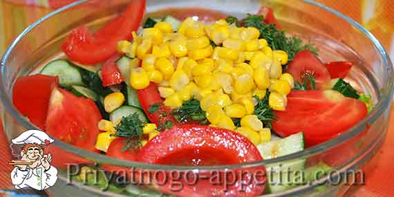 кукуруза, помидоры, огурцы и зелень в миске