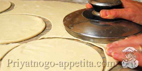 тесто вырезается крышкой